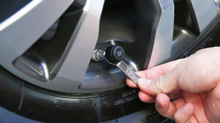 Cảm biến áp suất lốp ô tô giúp dễ dàng theo dõi tình trạng áp suất lốp