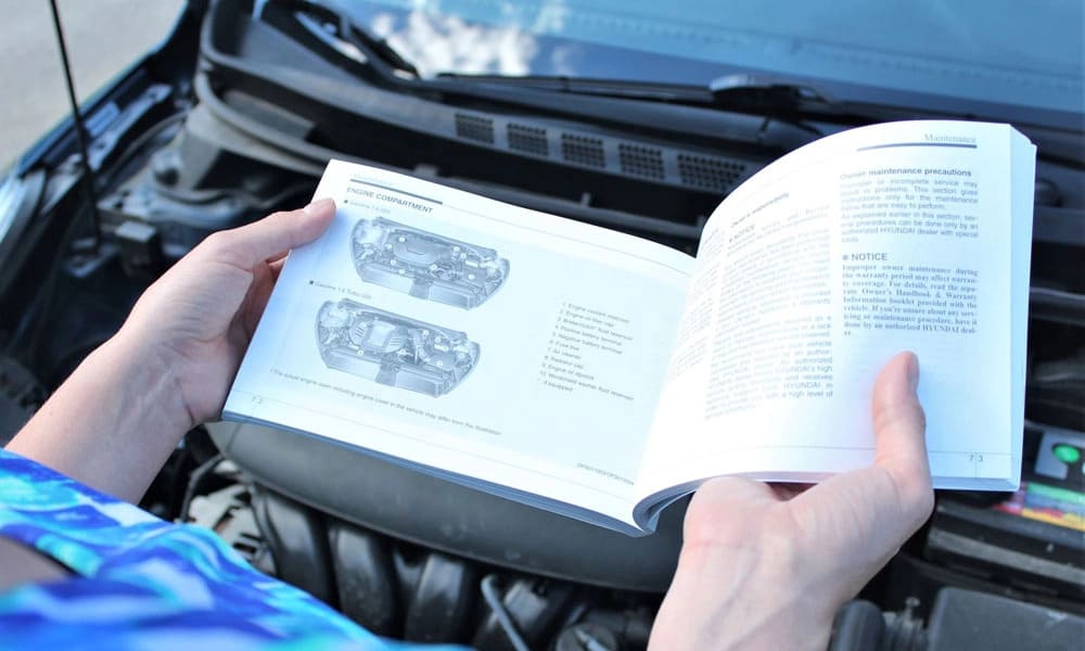 Cần đọc kỹ sách hướng dẫn sử dụng xe ô tô để chăm sóc xe tại nhà đúng cách