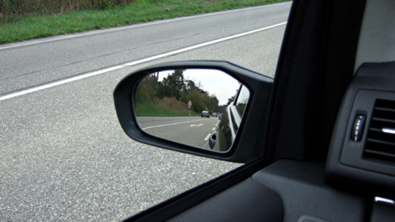 Gương chiếu hậu là công cụ giúp bạn theo dõi các phương diện khác nhau khi lái xe