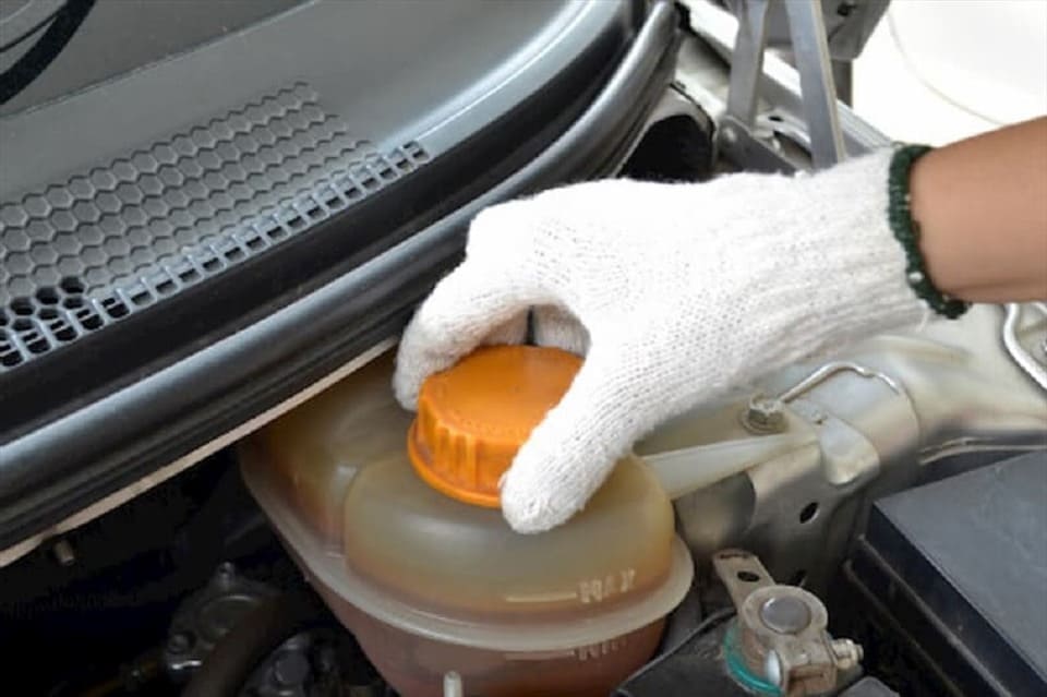 Kiểm tra và thay nước làm mát để duy trì nhiệt độ xe tối ưu