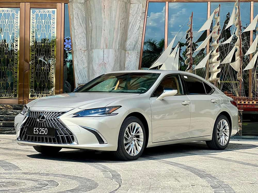 Lexus ES được đánh giá cao vì khả năng vận hành mạnh mẽ