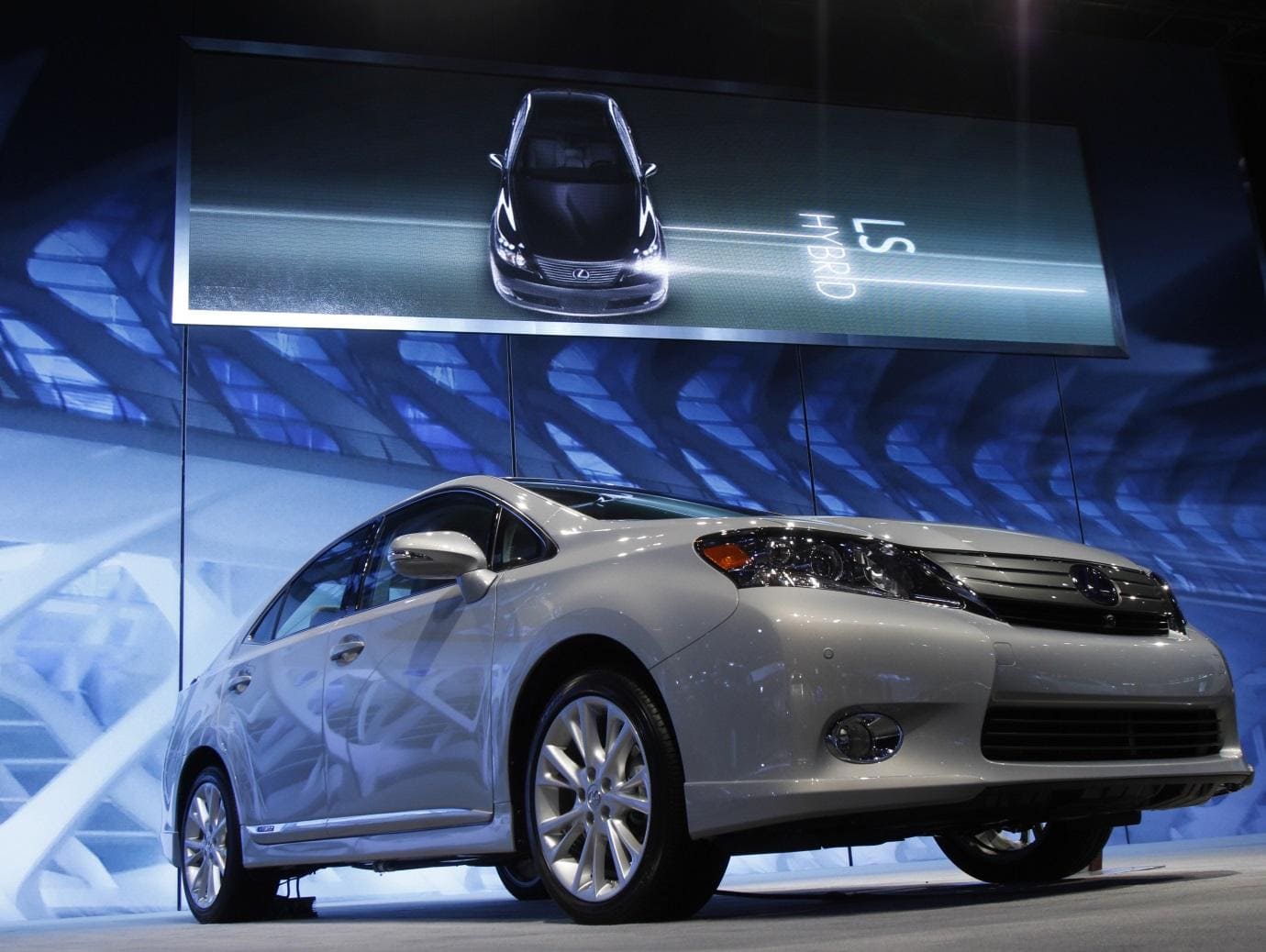 Lexus HS – Hybrid Sedan