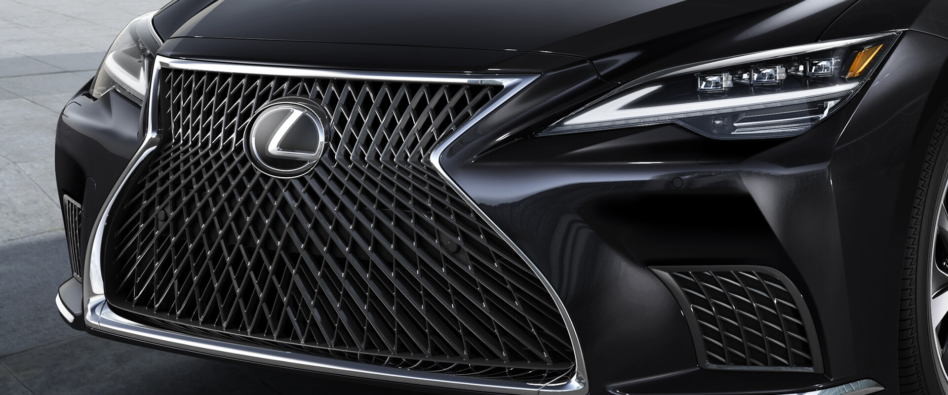 Lưới tản nhiệt hình con suốt cỡ lớn đặc trưng của Lexus vẫn là điểm nhấn thu hút