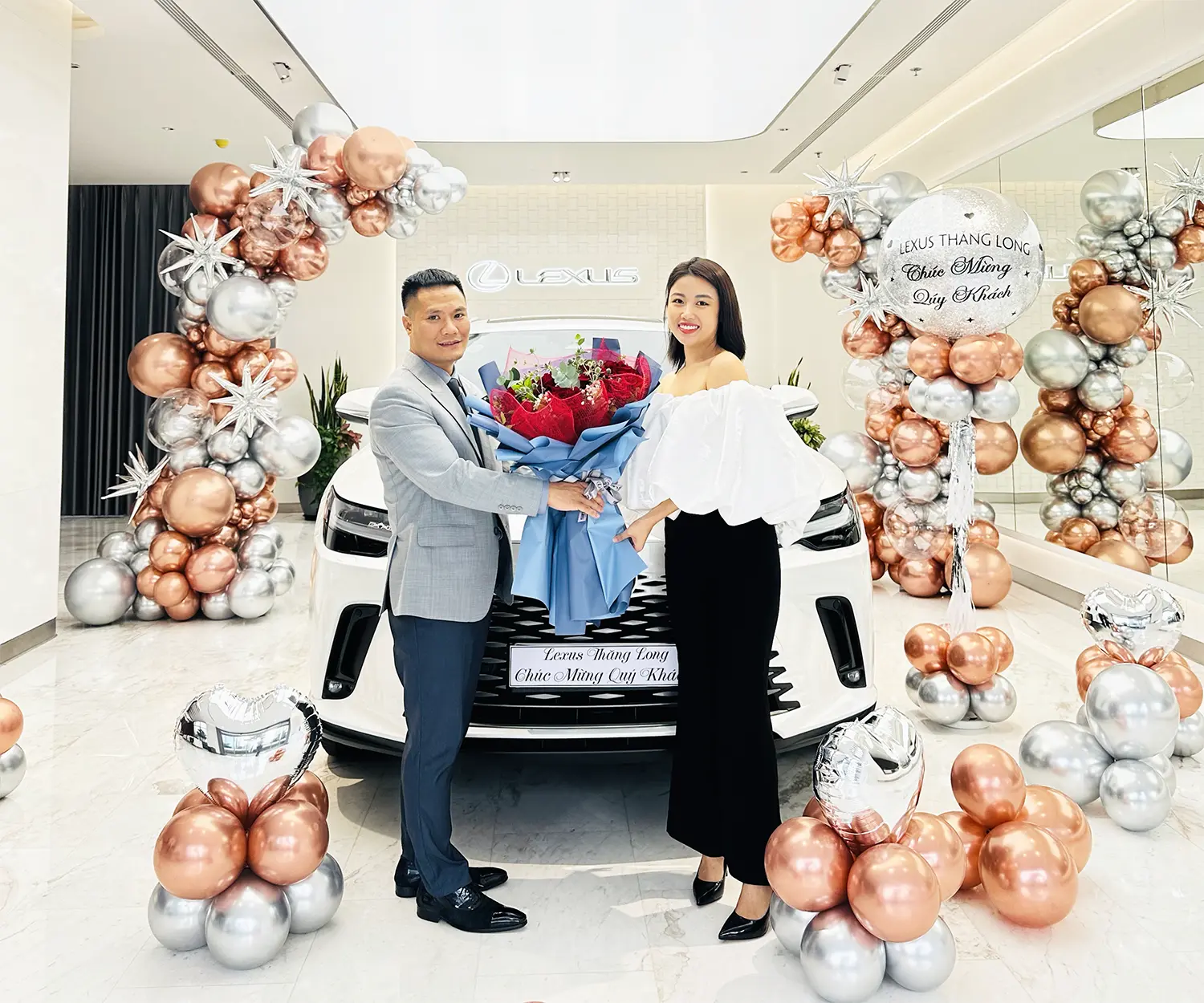 Hình ảnh buổi giao xe của Lexus Thăng Long và Cù Xuân Bính tới Khách hàng