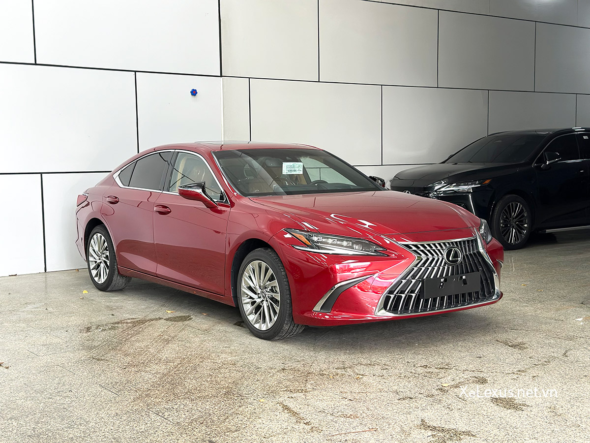 Lexus ES 250 màu đỏ