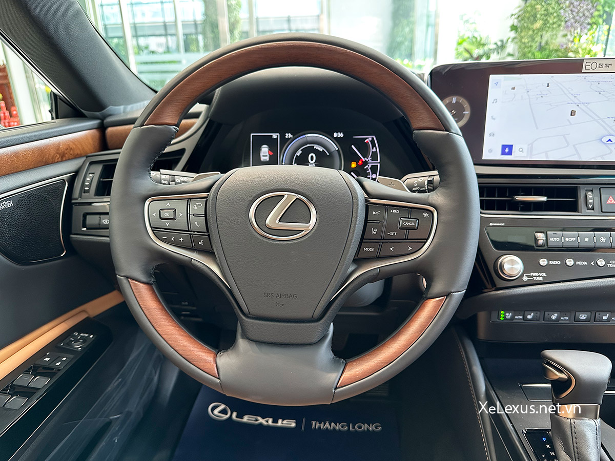 Vô lăng bọc da và ốp gỗ trên xe Lexus ES 300h
