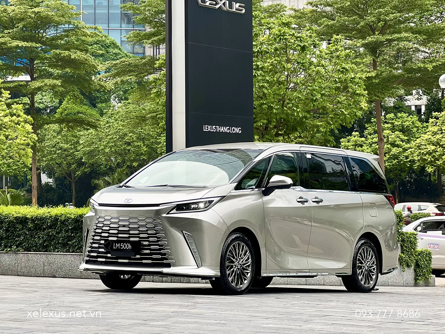 Lexus LM 500h 4 chỗ màu Đỏ