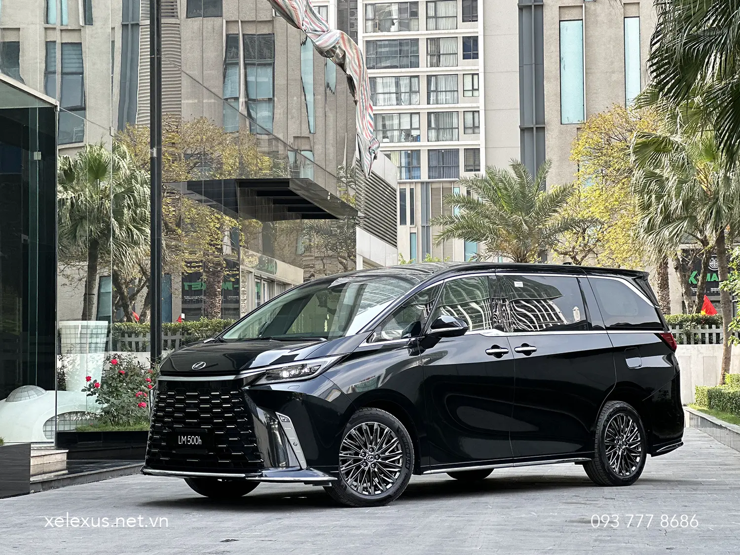 Lexus LM 500h 4 chỗ màu Đen
