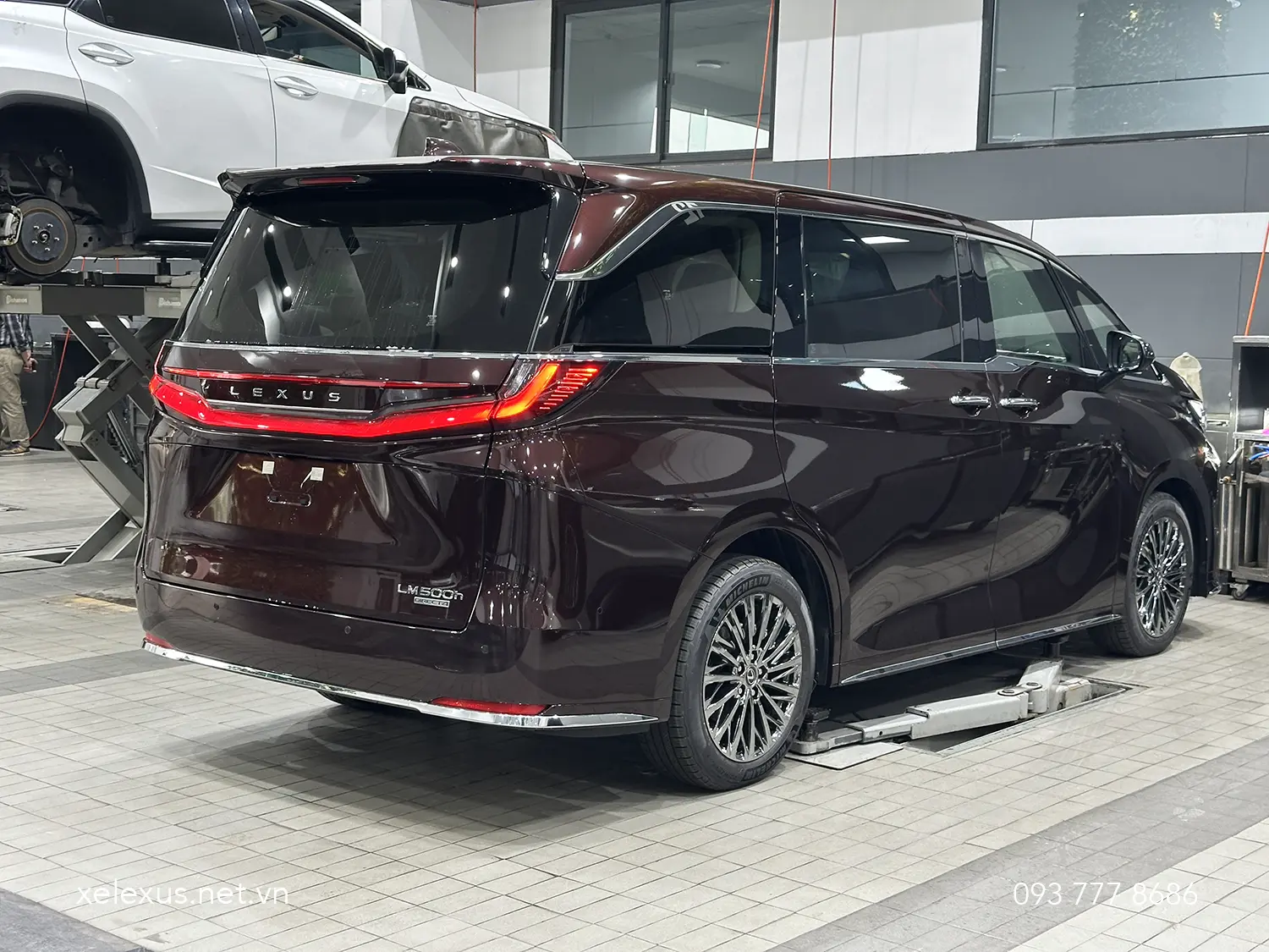 Lexus LM500h 4 chỗ màu Đỏ