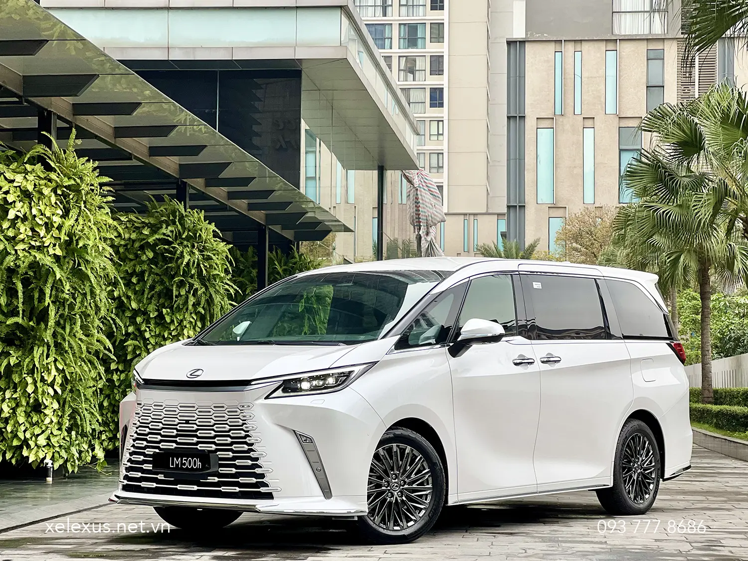 Lexus LM 500h 4 chỗ màu Trắng