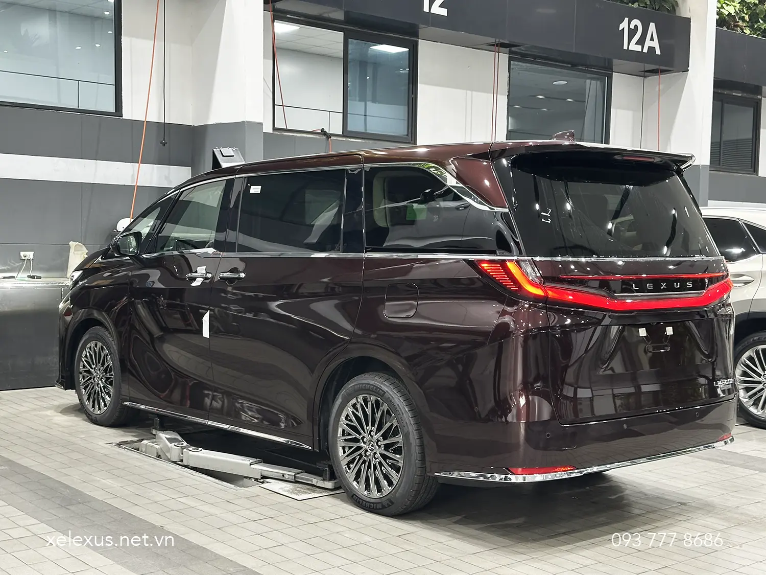 Lexus LM500h màu Đỏ