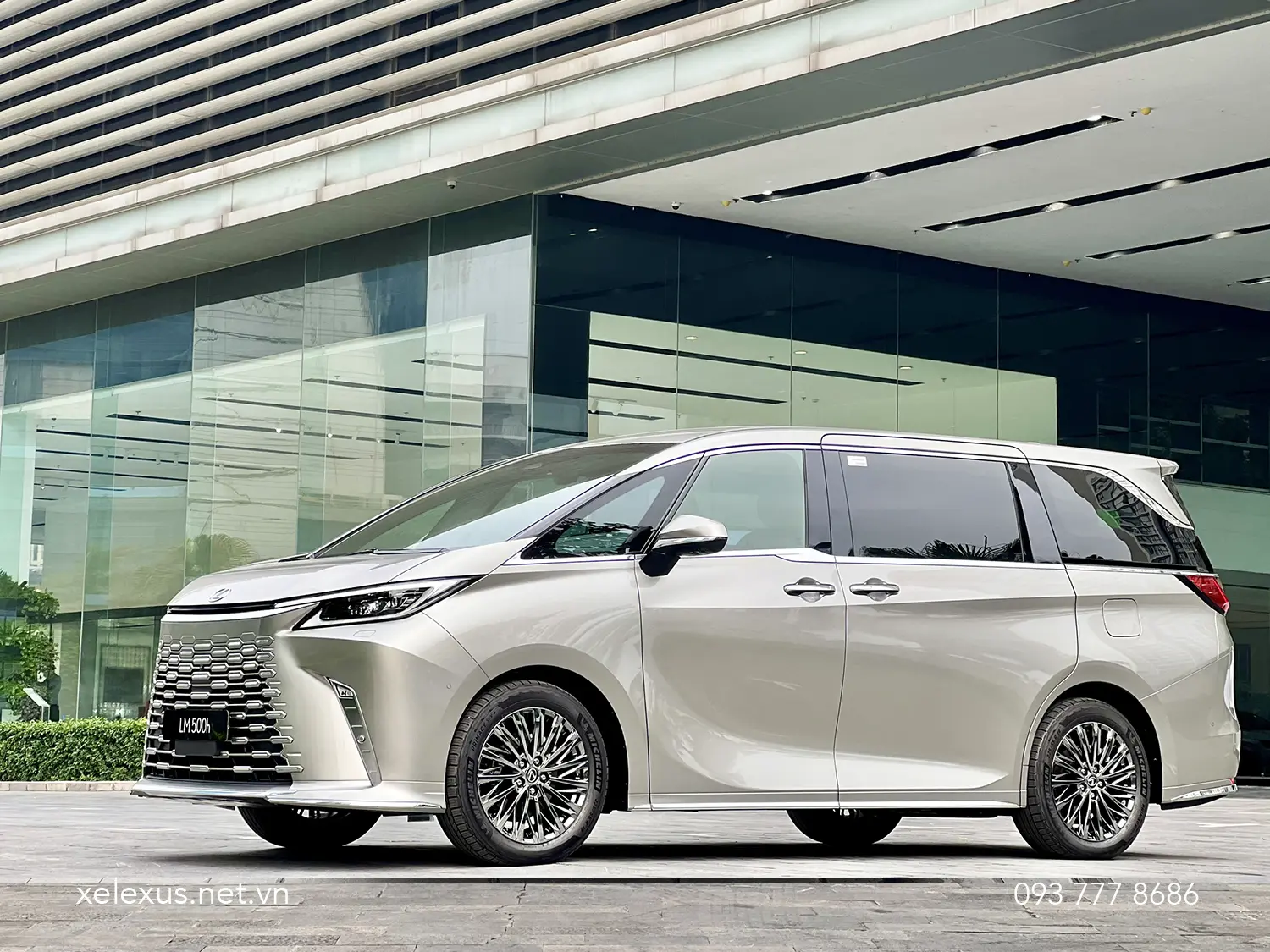 Lexus LM500h màu Bạc Sonic Titanium (1J7)