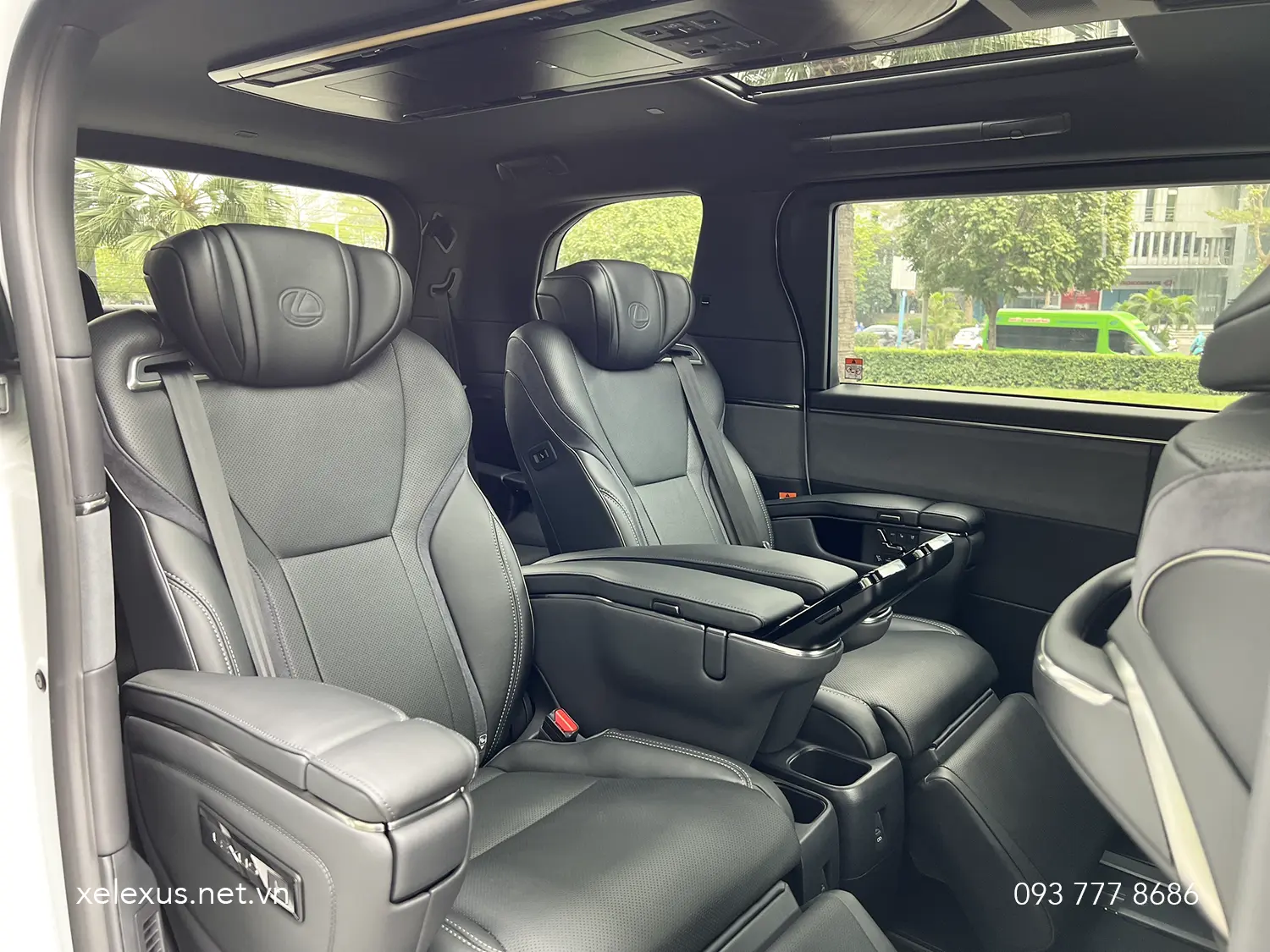Nội thất Lexus LM500h 6 chỗ màu Đen