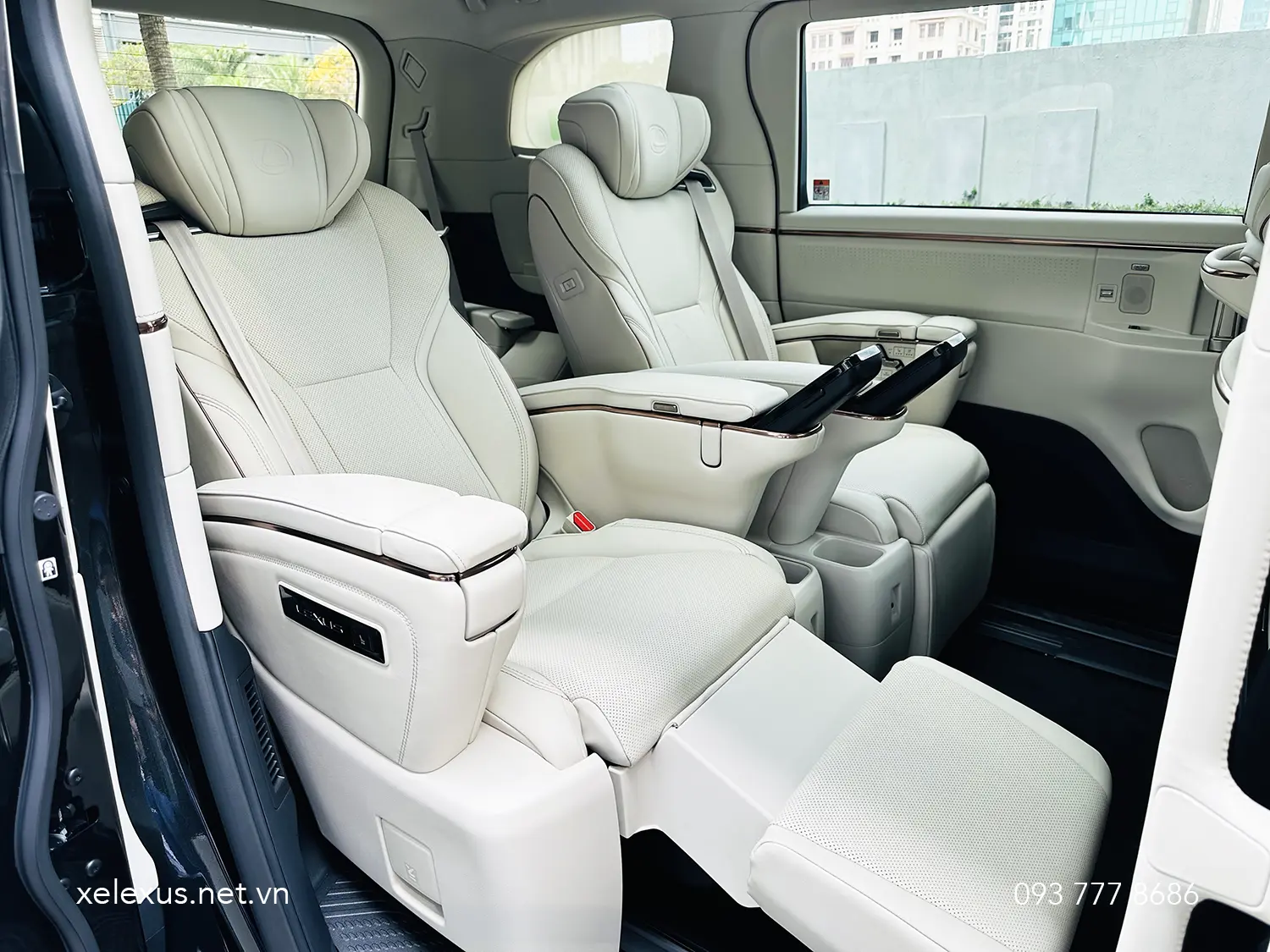 Nội thất Lexus LM500h 6 chỗ màu Trắng