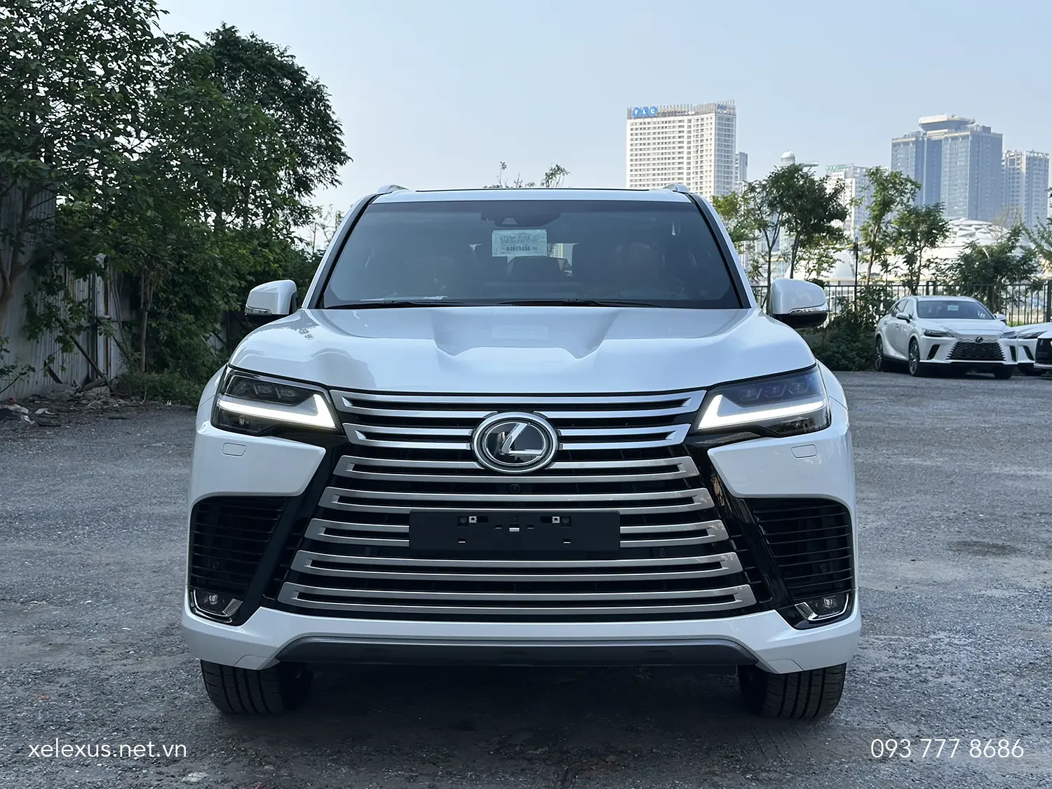 Phần đầu xe Lexus LX600 7 chỗ màu Trắng
