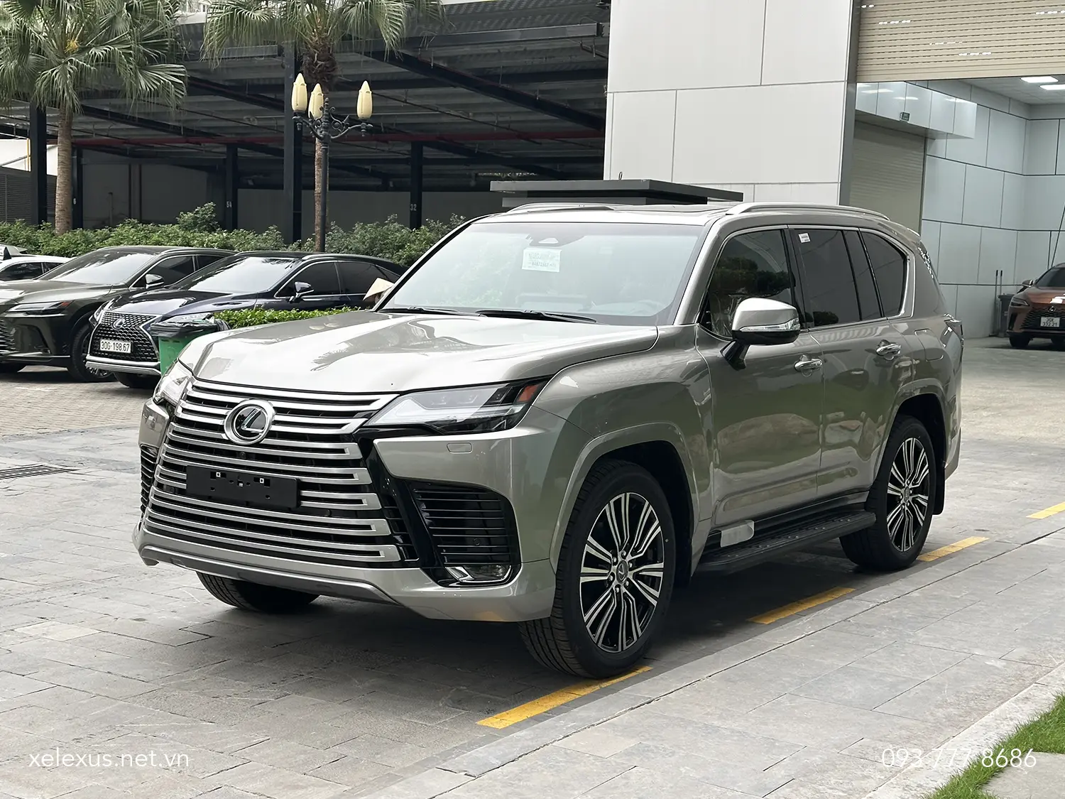 Lexus LX600 Urban màu Bạc – Sonic Titanium (mã màu 1J7)