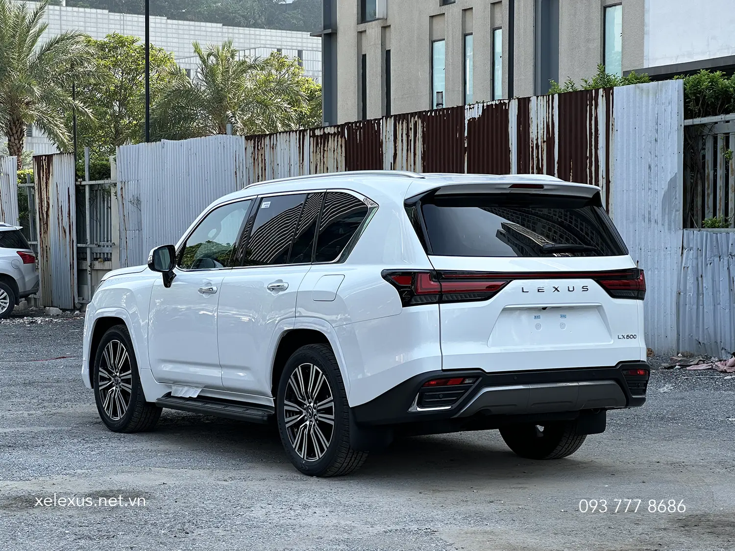 Phần đuôi xe Lexus LX600 Urban