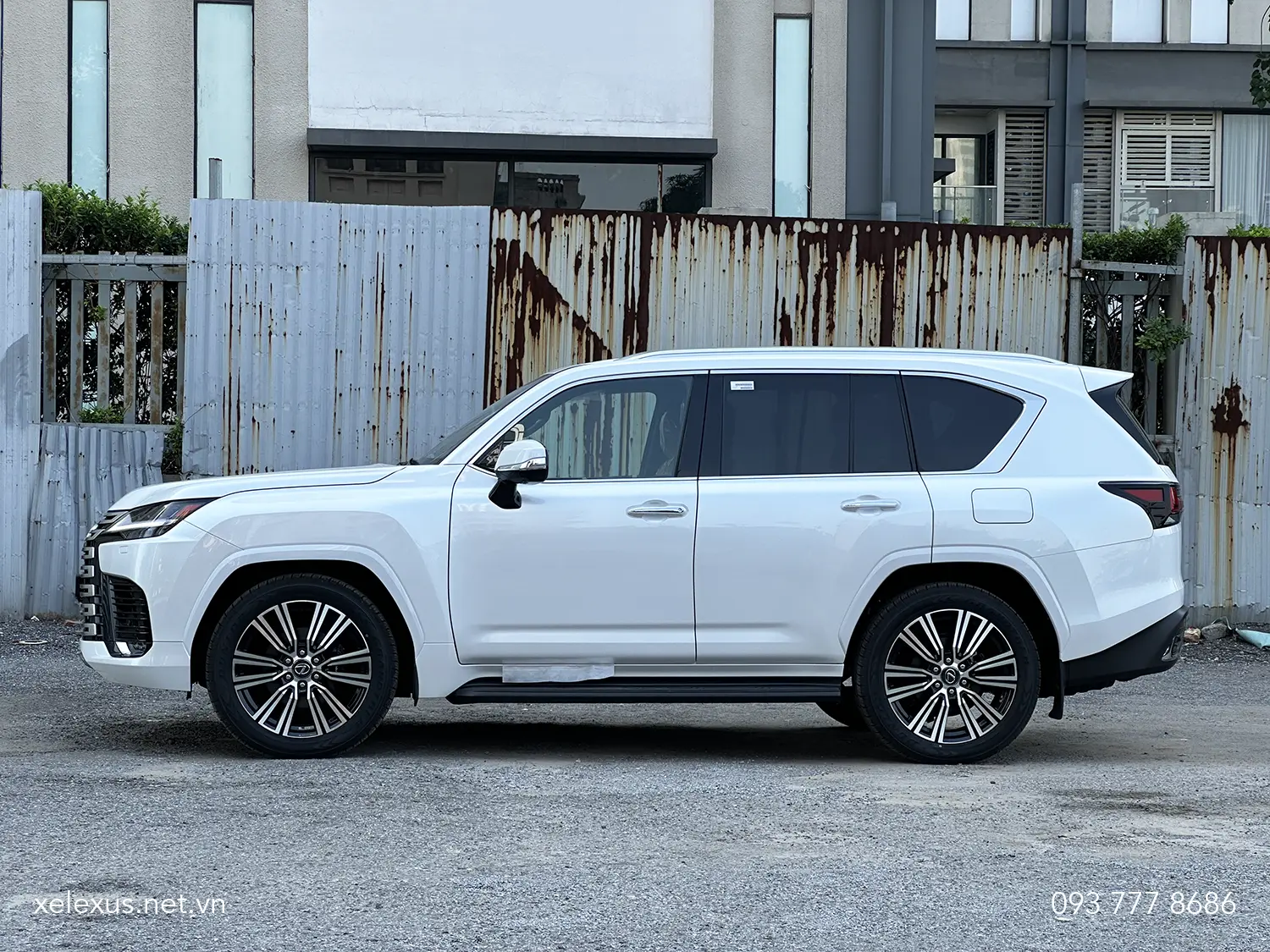 Thân xe Lexus LX600 7 chỗ màu Trắng