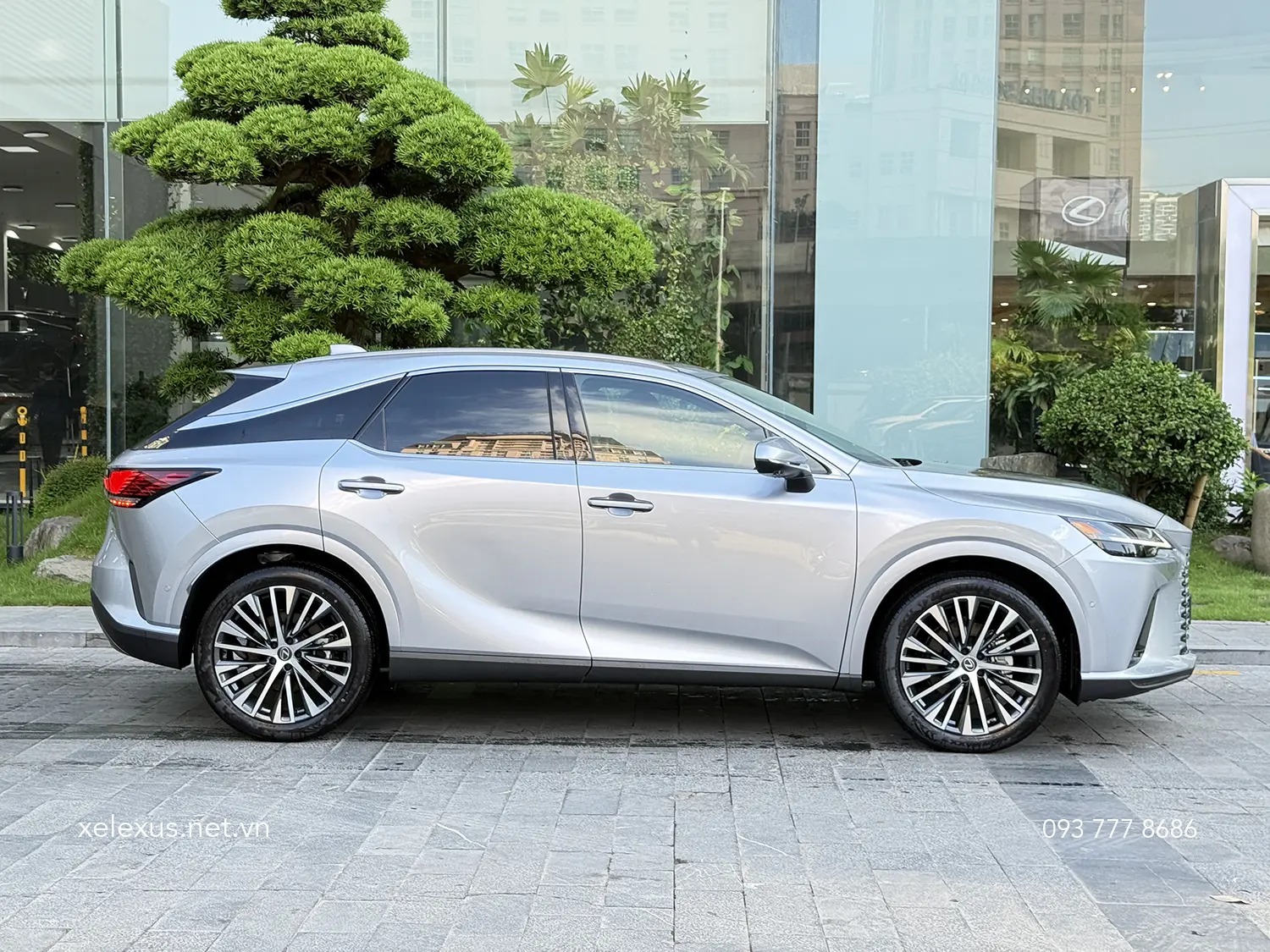 Hình ảnh thân xe Lexus RX350h màu Bạc Sonic Iridium