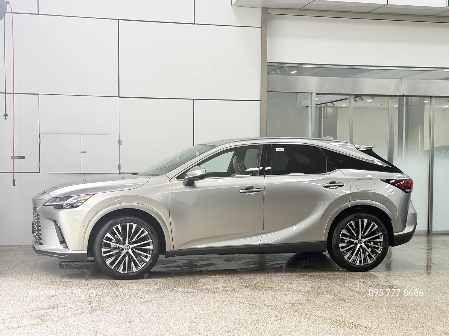 Hình ảnh thân xe Lexus RX 350h màu Bạc Sonic Titanium