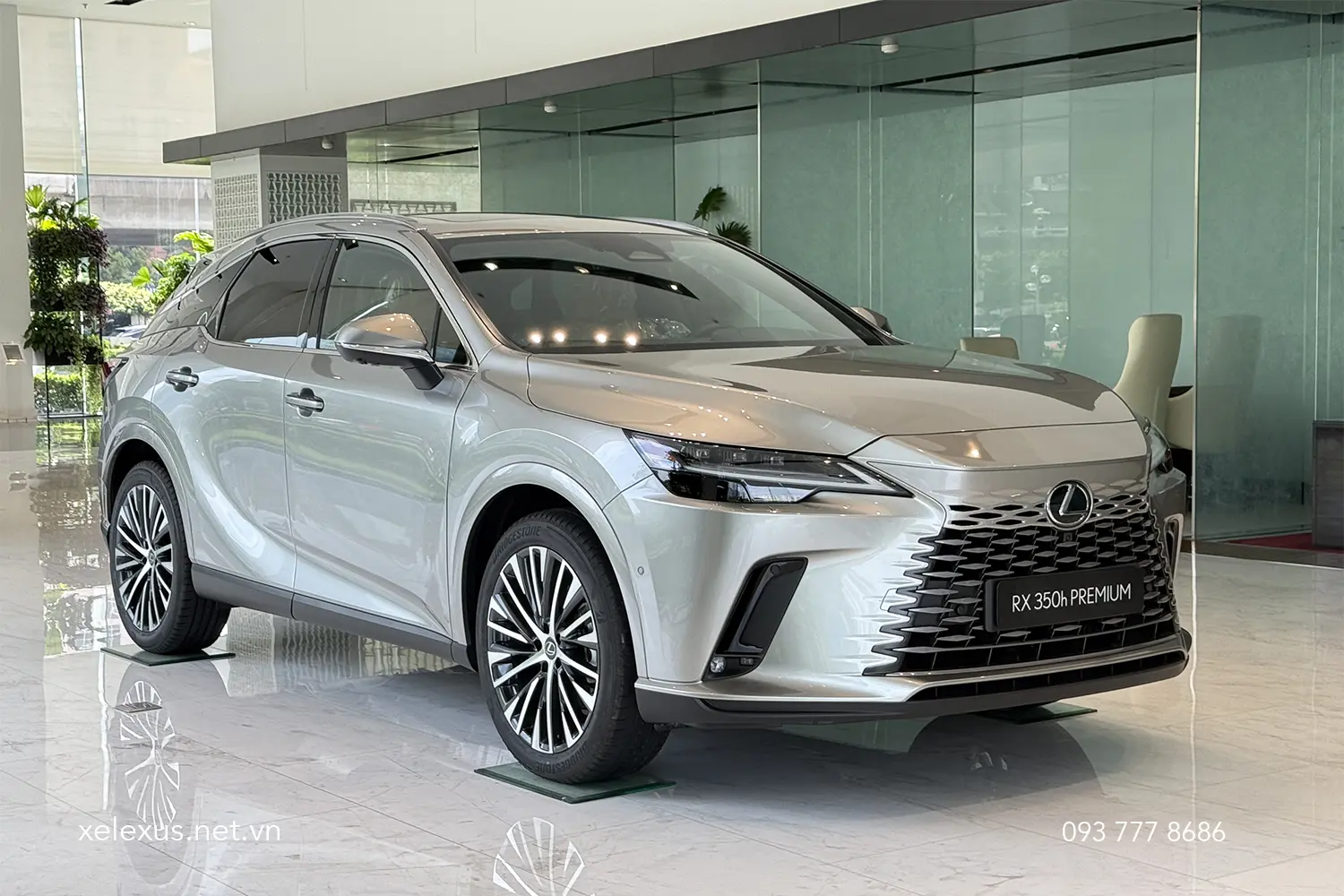 Hình ảnh màu Bạc Sonic Titanium chụp trong showroom